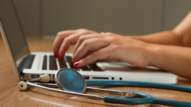 Lekarz z dokumentacją – pisemne zalecenia po konsultacji