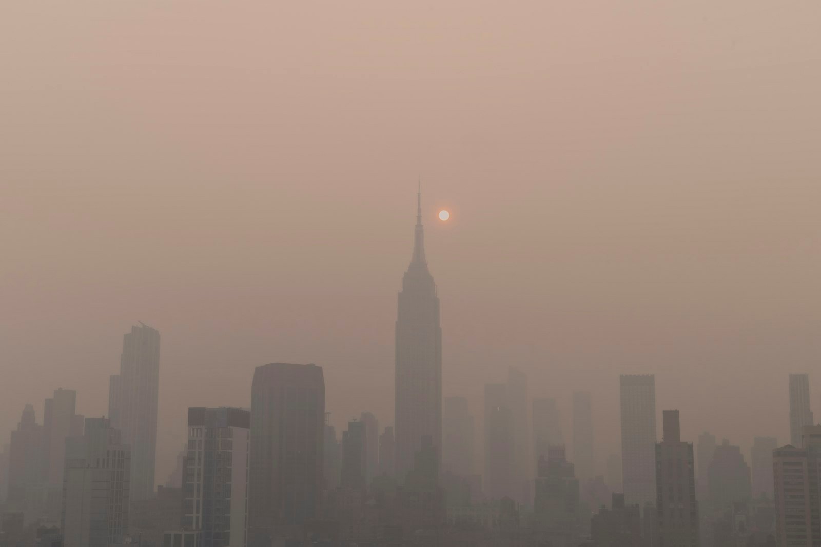 Smog i żółty piasek wiosną - Korea Południowa