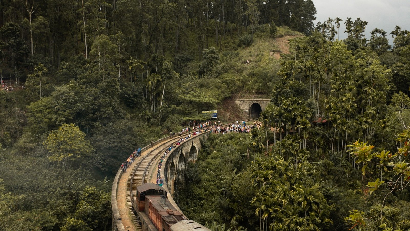 Skutery, pociągi i ubezpieczenie - Sri Lanka